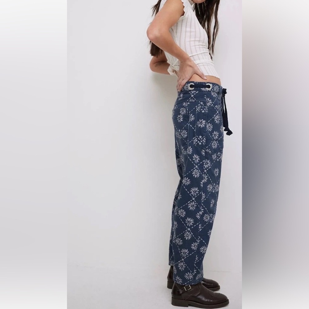 We The Free Moxie Printed Low Slung Barrel Jeans Wallpaper Geo Blue White - Picture 3 of 7
